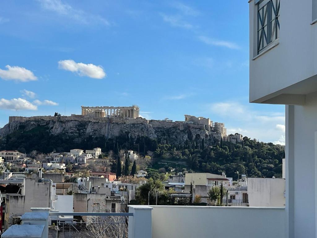 アテネにあるWUKELA APARTMENTSの家屋のアテネのアクロポリスの眺め
