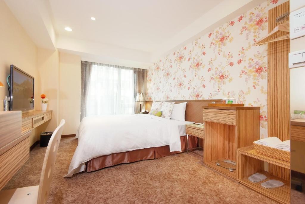 a bedroom with a bed with a floral wallpaper at Homey House in Taipei