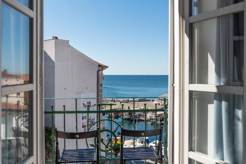 Una vista general del mar o el mar tomado desde el hotel
