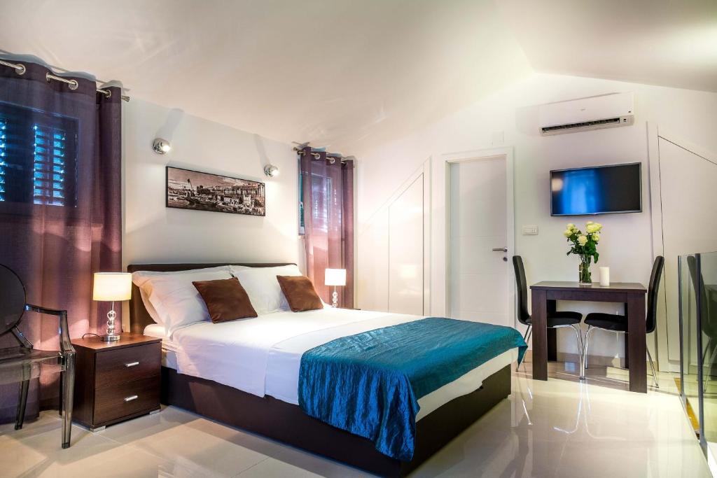 Postel nebo postele na pokoji v ubytování Split Oasis Studio Apartments