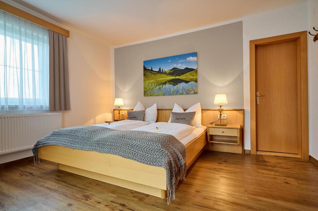 Postel nebo postele na pokoji v ubytování Alpendorf Hotel Stern