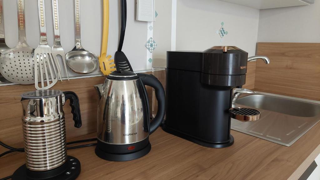 Příslušenství pro přípravu čaje a kávy v ubytování LUCRECE Holiday apartment