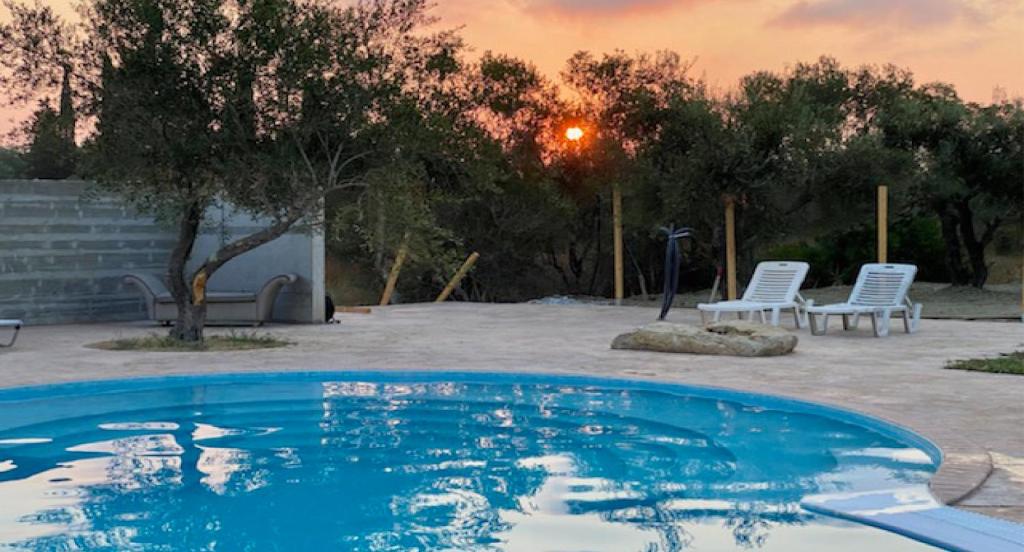 Bazén v ubytování ANEMOMYLOS Lefkimmi LUXUS SUITES-BOUTIQUE HOTEL & POOL nebo v jeho okolí