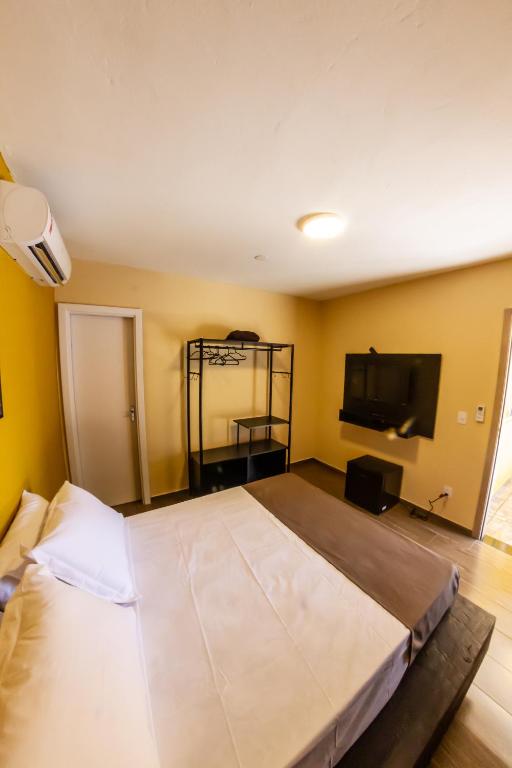 Cama ou camas em um quarto em Bonabrigo Hostel & Suítes