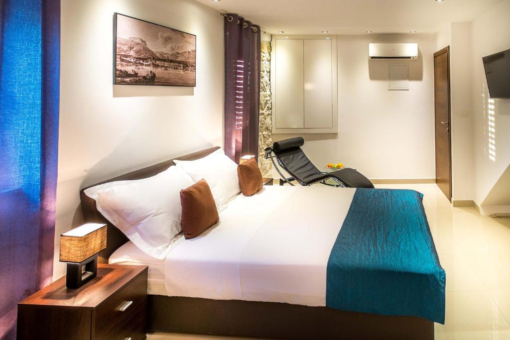 Postel nebo postele na pokoji v ubytování Split Oasis Studio Apartments