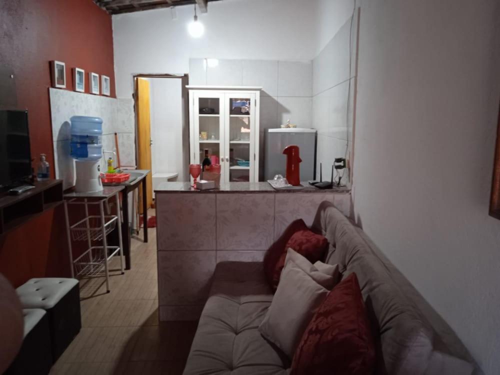sala de estar con sofá y cocina en Casa da Fernanda en Guaramiranga