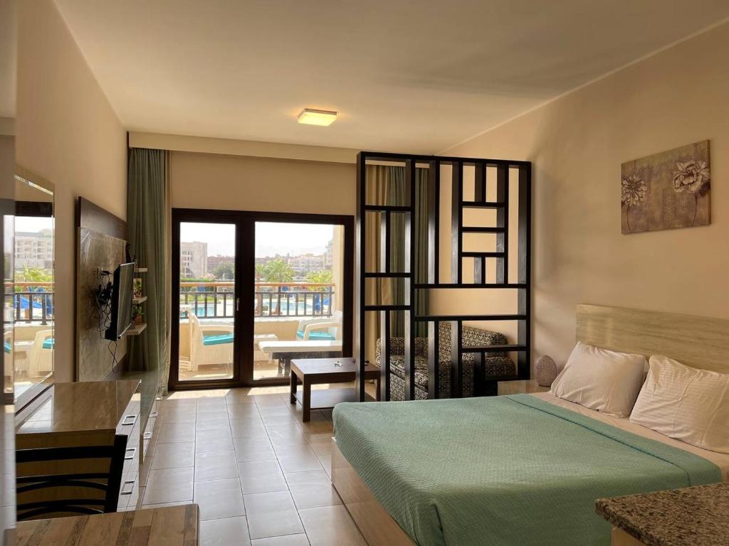 A bed or beds in a room at AlDau Heights Apartments