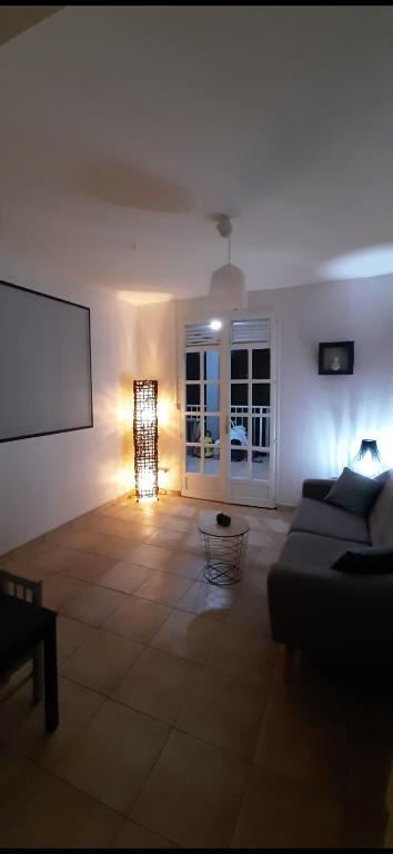 Posezení v ubytování CHARMANT HAUT DE VILLA AVEC PISCINE PARTAGEE