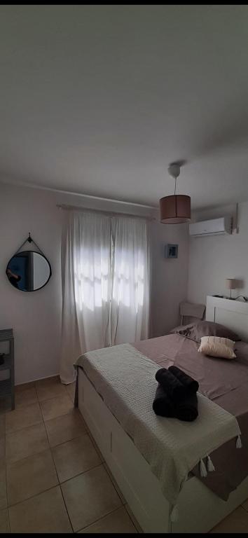 Postel nebo postele na pokoji v ubytování CHARMANT HAUT DE VILLA AVEC PISCINE PARTAGEE