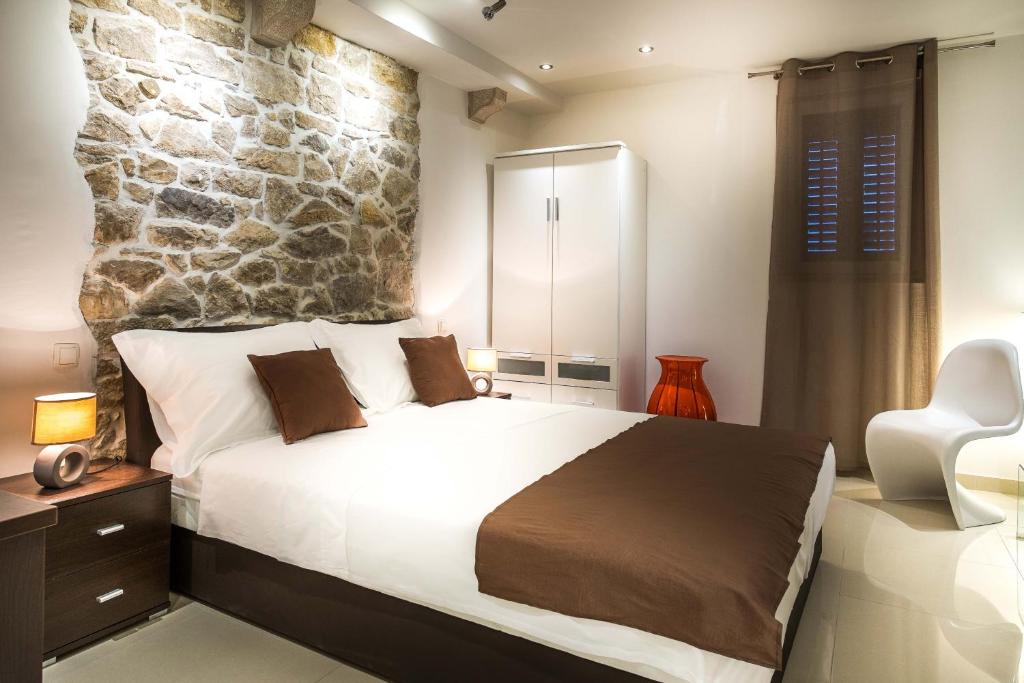 Postel nebo postele na pokoji v ubytování Split Oasis Studio Apartments