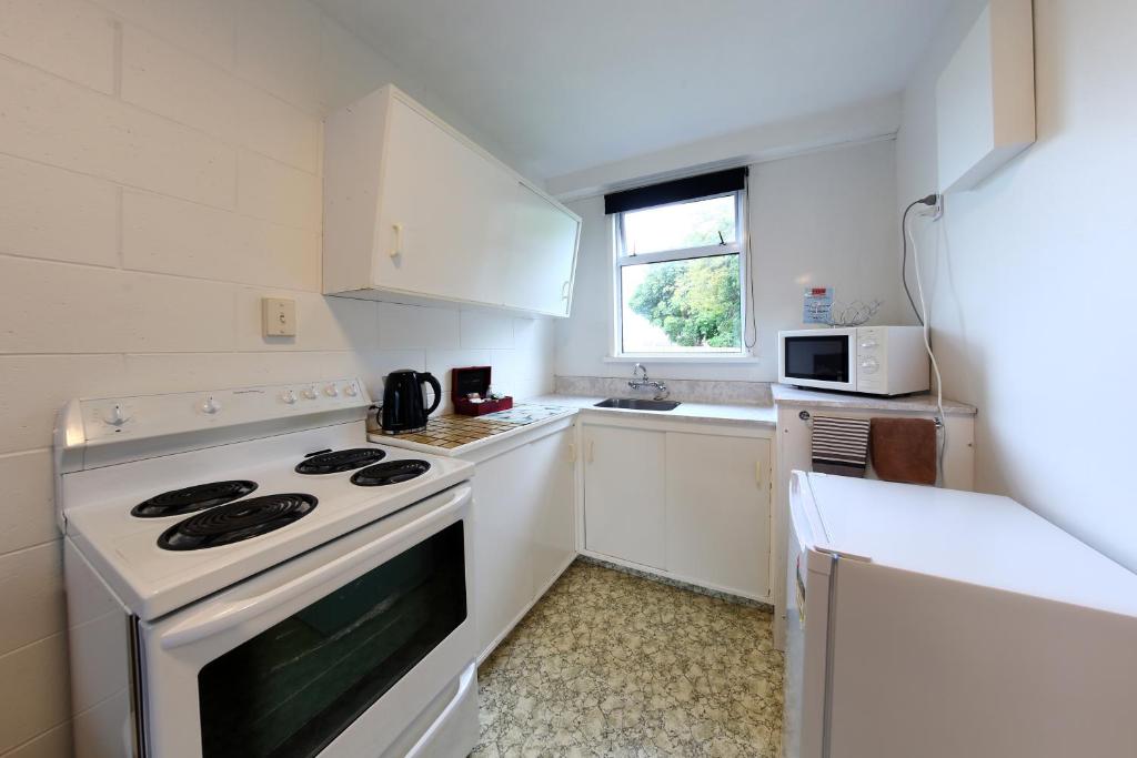 Kuchyň nebo kuchyňský kout v ubytování 289 Midway Motel