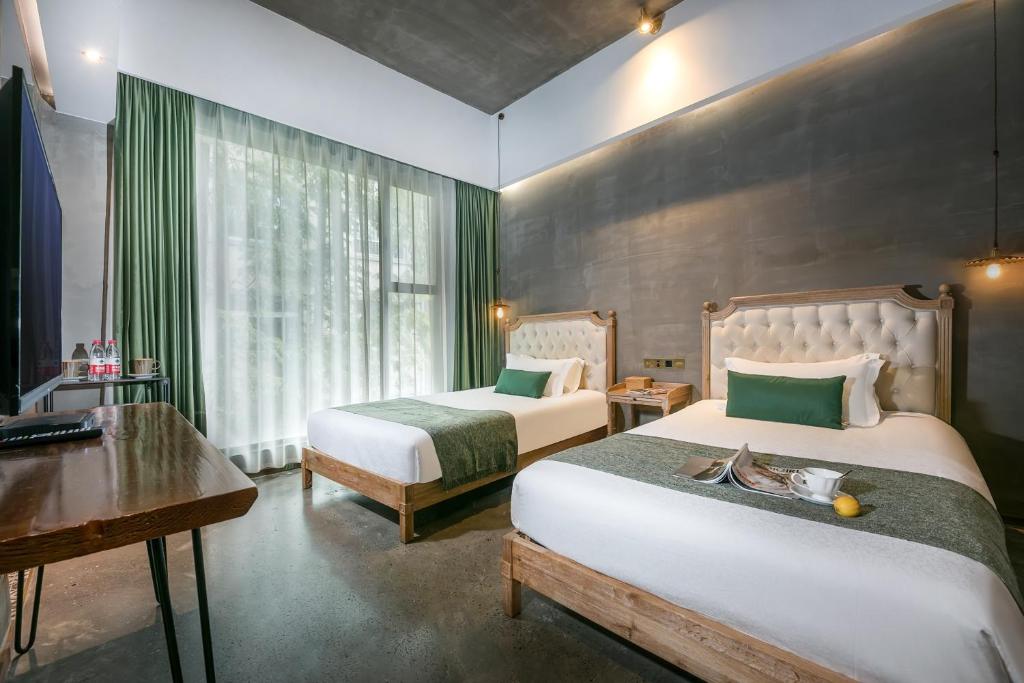Postel nebo postele na pokoji v ubytování Suzhou Unique Space Design Art Hotel