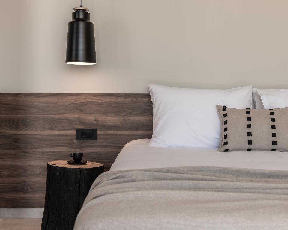 Postel nebo postele na pokoji v ubytování AKU Suites with private pools