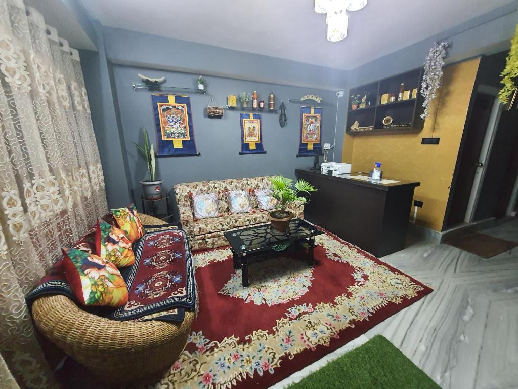 een woonkamer met een bank en een tafel bij Chunnihome in Gangtok