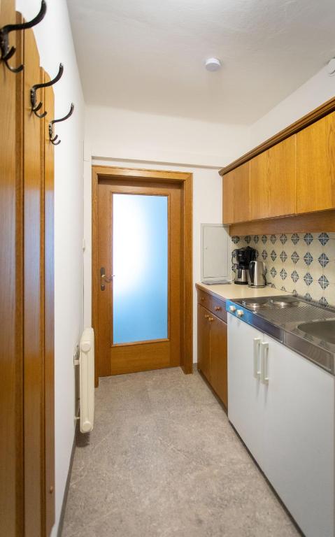 A kitchen or kitchenette at Appartementhaus Franz Samonig