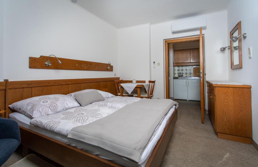 A bed or beds in a room at Appartementhaus Franz Samonig