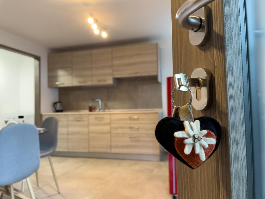 una serratura a forma di cuore su una porta in cucina di La Maison de Papagran CIR Charvensod-0007 ad Aosta