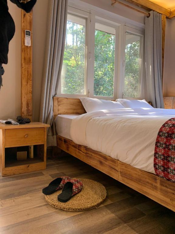 Postel nebo postele na pokoji v ubytování Silu Homes by Hostmandu