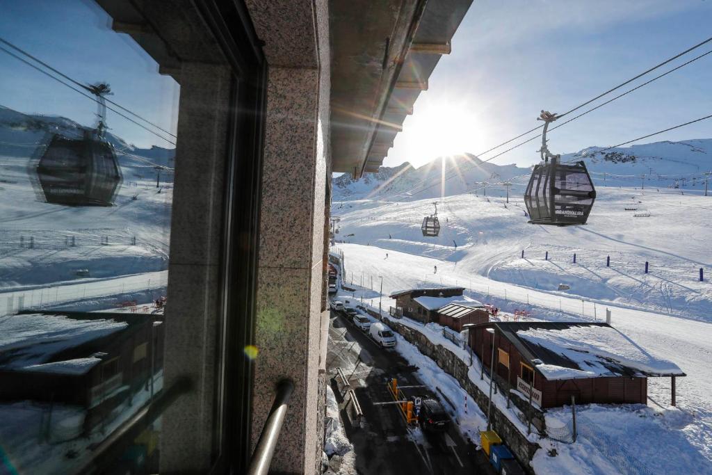 a view from a window of a ski lift with a train at Superbe appartement 170m2 pied des pistes de ski. in Pas de la Casa