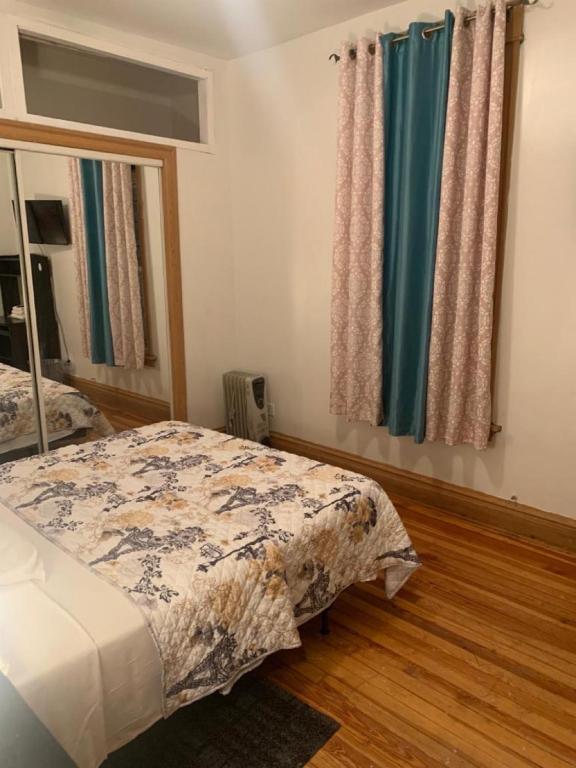Postel nebo postele na pokoji v ubytování Hollywood Rentals LLC