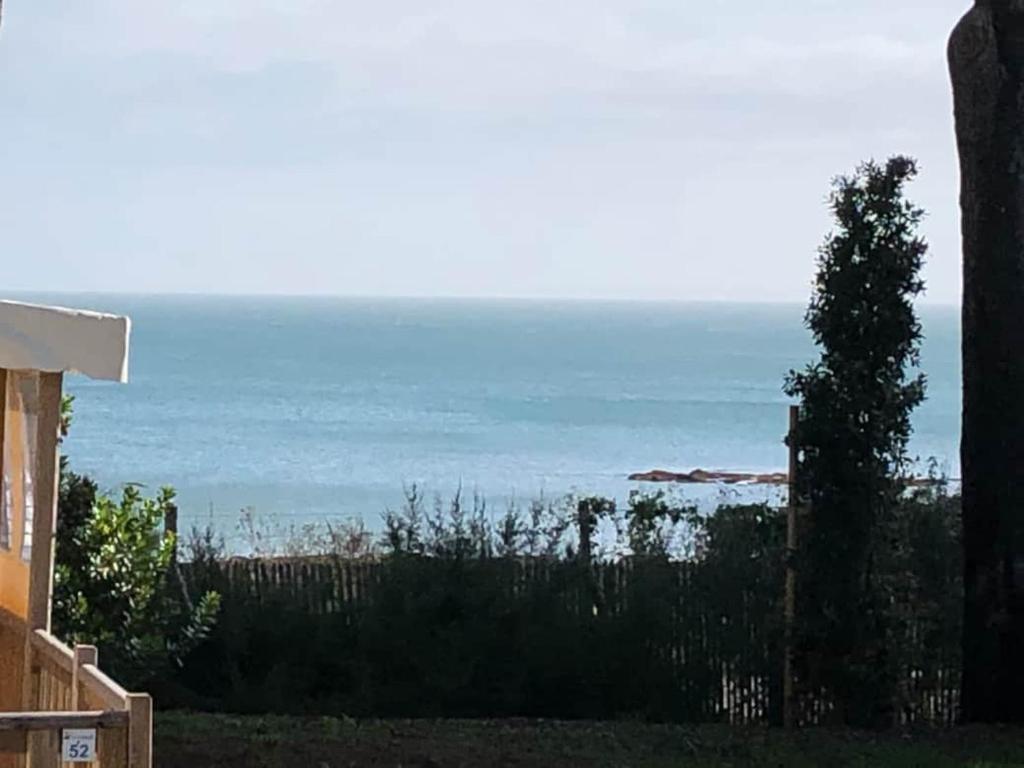 uma vista para o oceano a partir de uma casa em Vue Mer em Quiberon