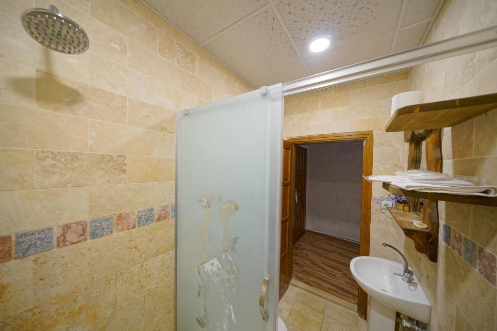 Arch Palace - Standard Triple Room