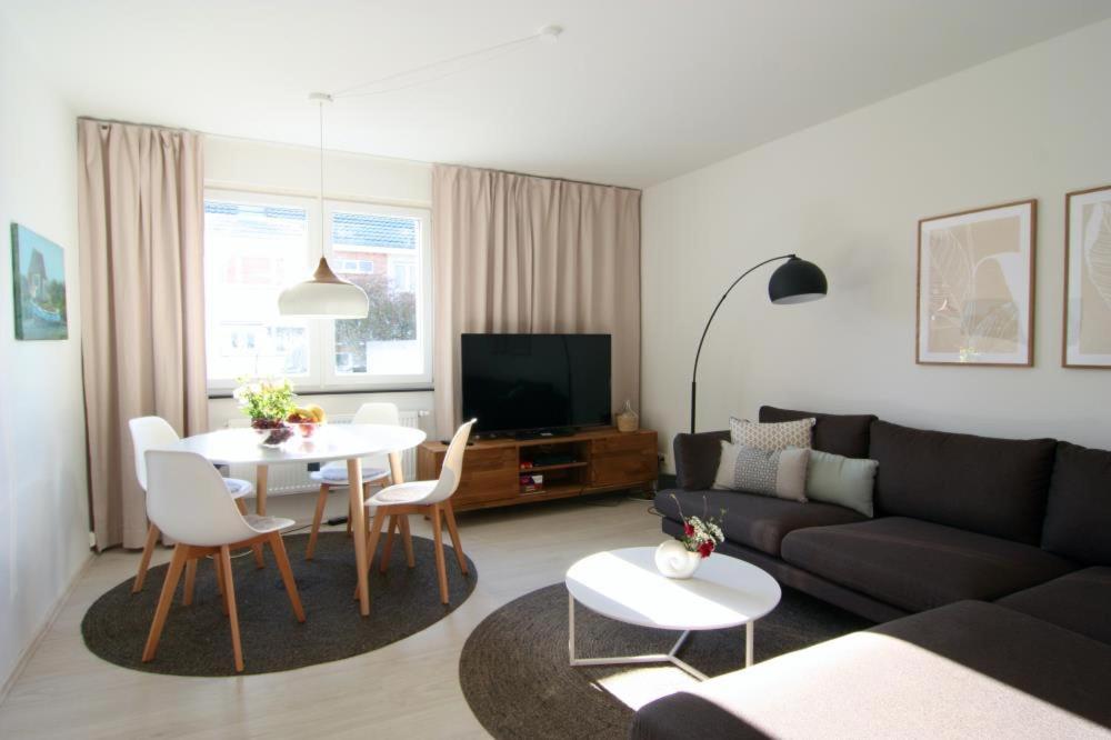 ein Wohnzimmer mit einem Sofa und einem Tisch in der Unterkunft Ferienwohnung Strandluft - Niendorf Ostsee in Häven