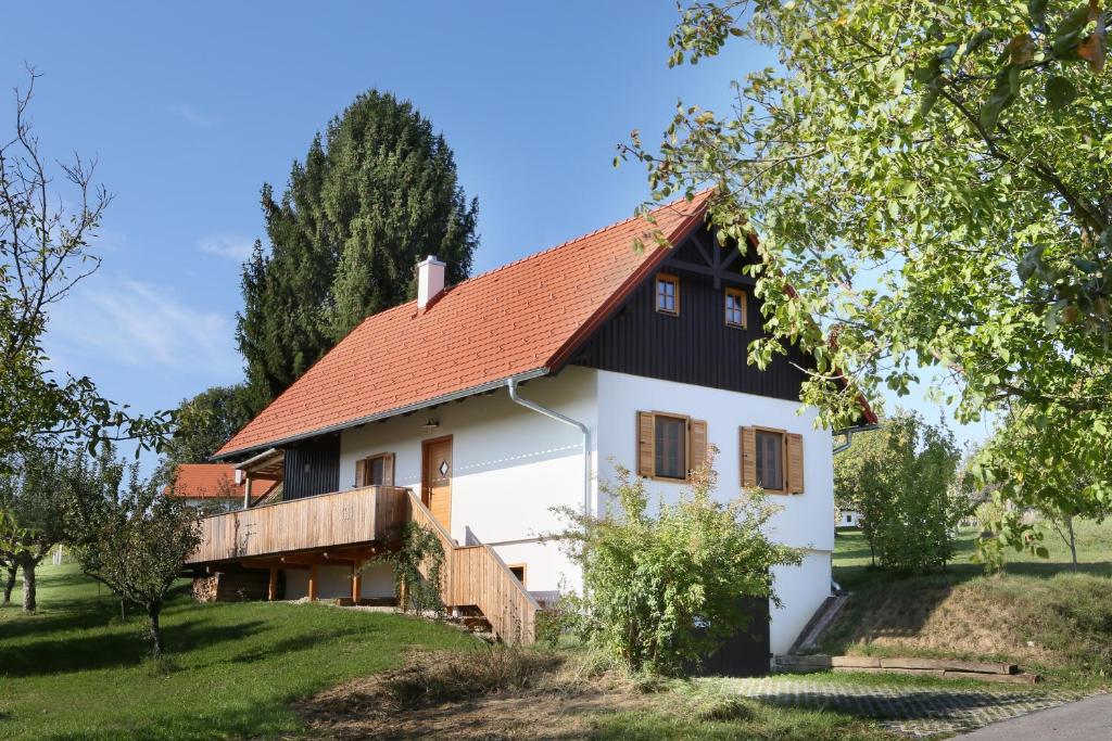 una casa con techo rojo en Kellerstöckl Berg 79, en Strem
