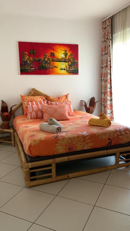 Un dormitorio con una cama grande en una habitación. en COULEURS DES ILES , Fréjus-plage, en Fréjus