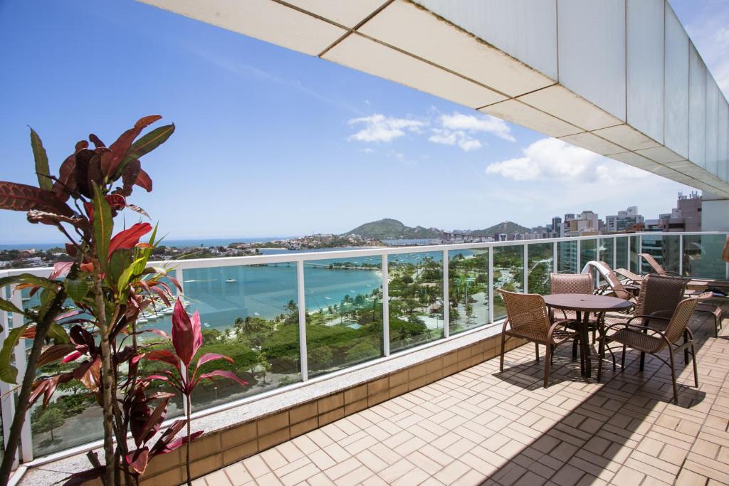 En balkon eller terrasse på Praia do Canto Apart Hotel