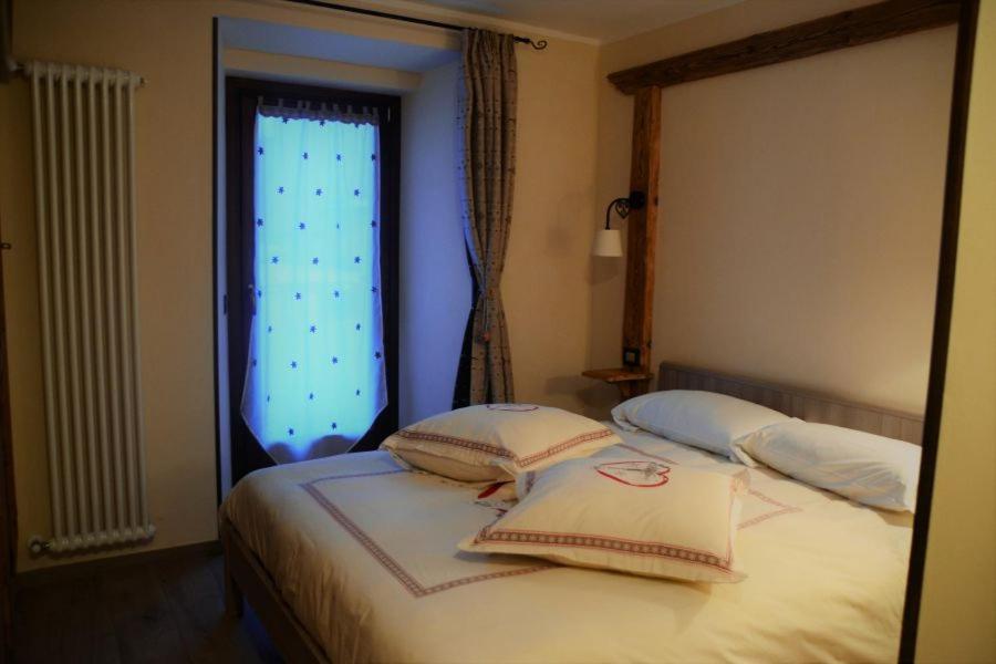 A bed or beds in a room at La Boule de Neige
