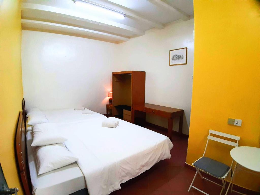 Postel nebo postele na pokoji v ubytování Heeren Inn Melaka
