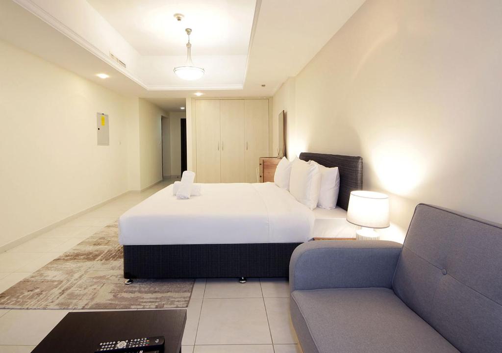 RH- Cozy Studio, Al Waleed , Cluster R, JLT客房内的一张或多张床位