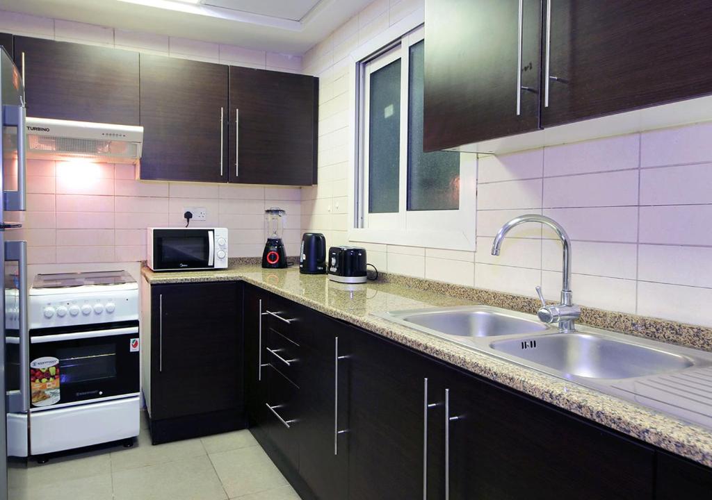 迪拜RH- Cozy Studio, Al Waleed , Cluster R, JLT的配有水槽和微波炉的厨房