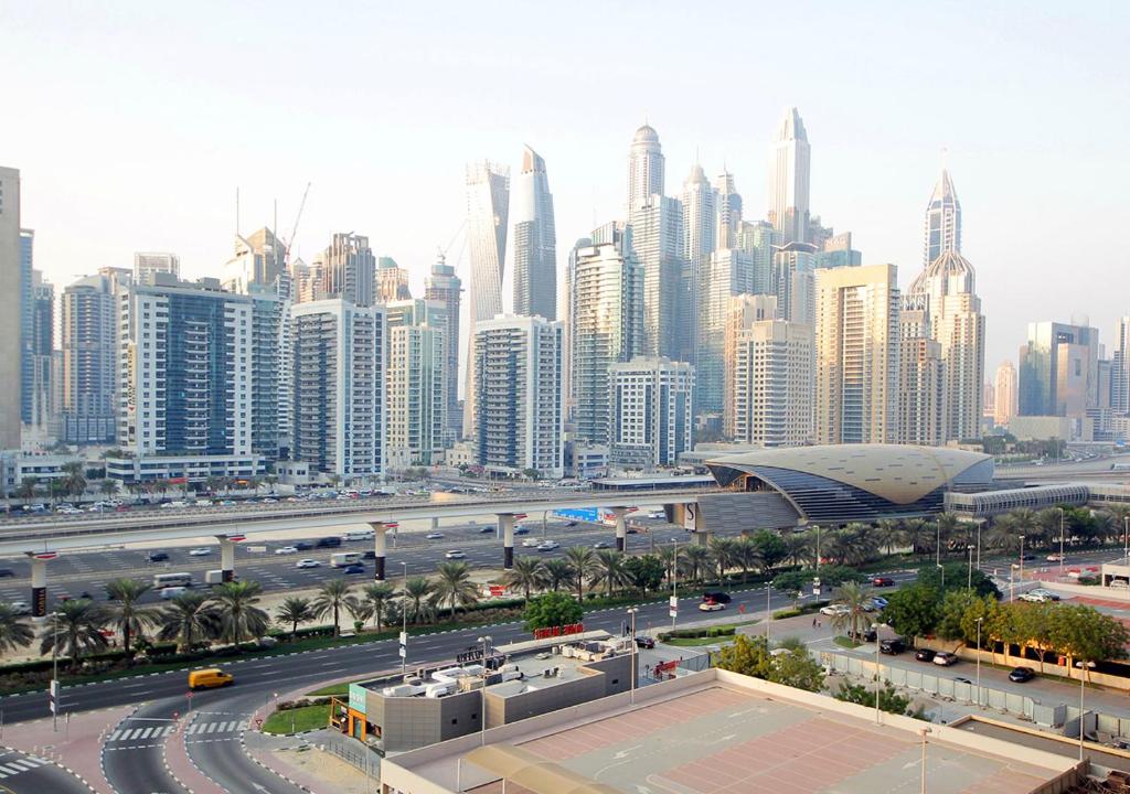 uitzicht op een stad met een snelweg en gebouwen bij RH- Cozy Studio, Al Waleed , Cluster R, JLT in Dubai