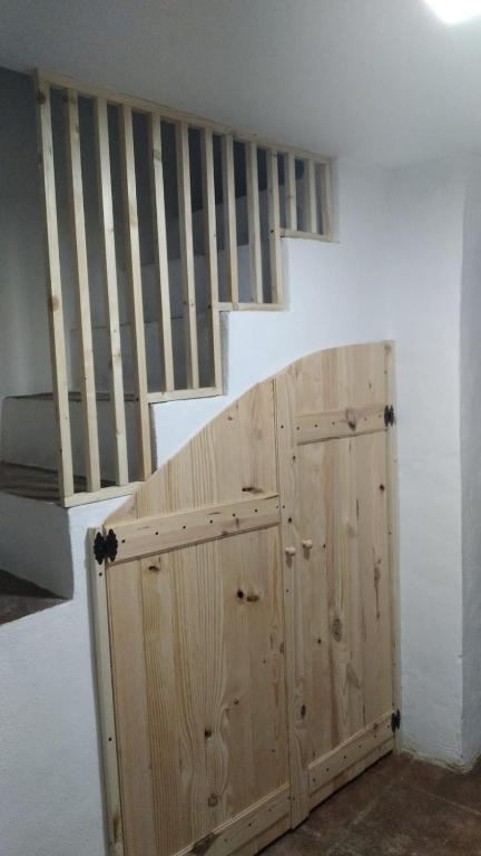 drewniana szafka w pokoju ze schodami w obiekcie La Casita de Guille w mieście Montejaque