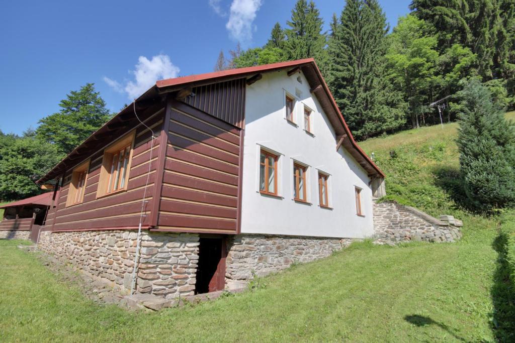 una pequeña casa en la cima de una colina en Chalupa Tomášek v blízkosti ski areálu, en Dolni Dvur