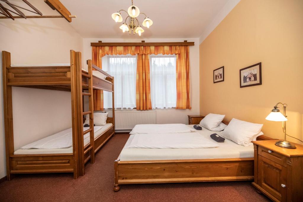 Postel nebo postele na pokoji v ubytování Penzion Adélka Janské Lázně