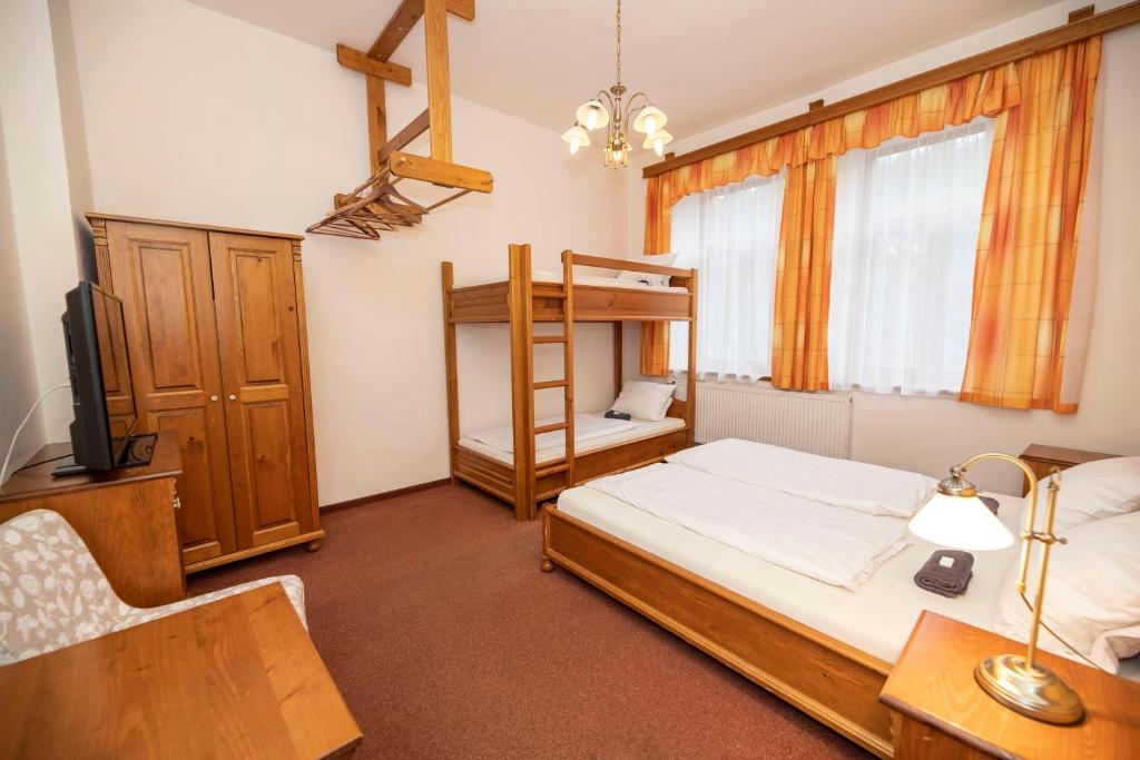 Postel nebo postele na pokoji v ubytování Penzion Adélka Janské Lázně