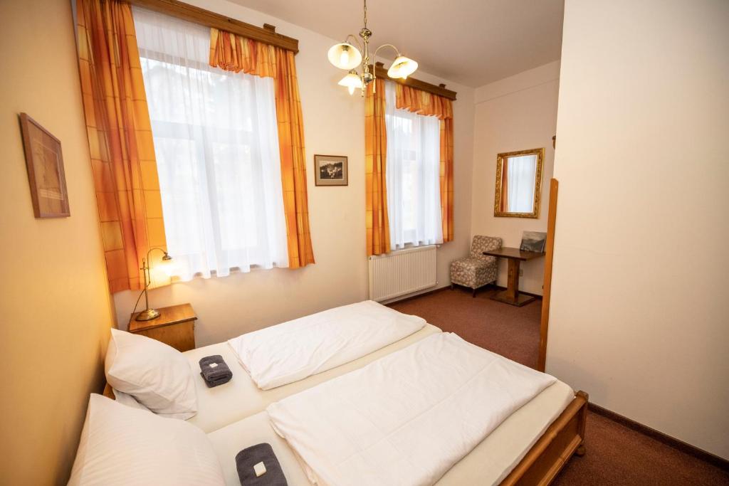 Postel nebo postele na pokoji v ubytování Penzion Adélka Janské Lázně