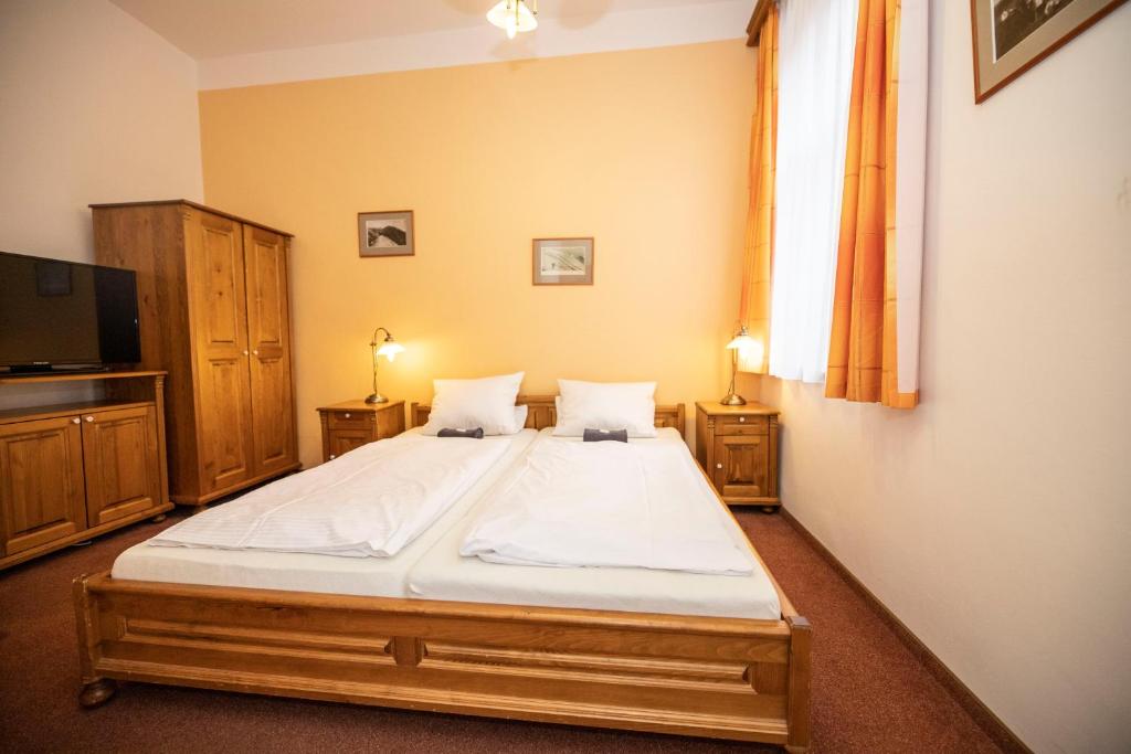 Postel nebo postele na pokoji v ubytování Penzion Adélka Janské Lázně