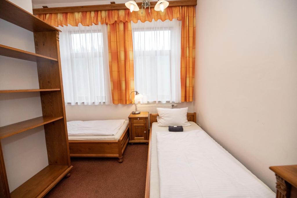 Postel nebo postele na pokoji v ubytování Penzion Adélka Janské Lázně