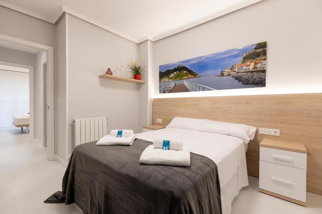 sypialnia z łóżkiem z dwoma ręcznikami w obiekcie Karmengo Ama baskeyrentals w mieście San Sebastián