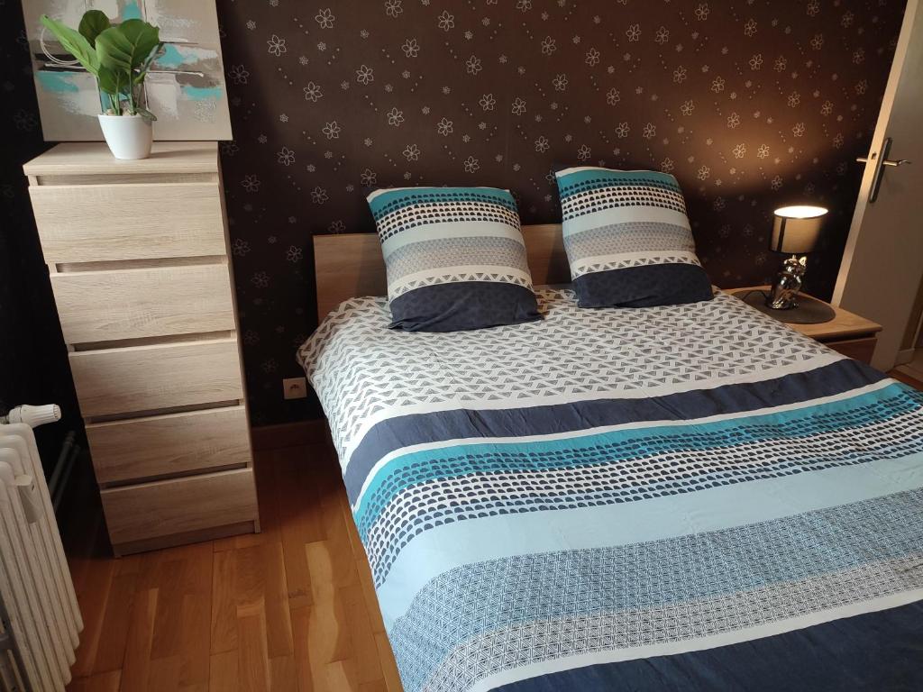 ヌヴェールにあるGrand T2 pour Déplacement professionnel, stage, famille-のベッドルーム1室(青と白のシーツが備わるベッド1台付)