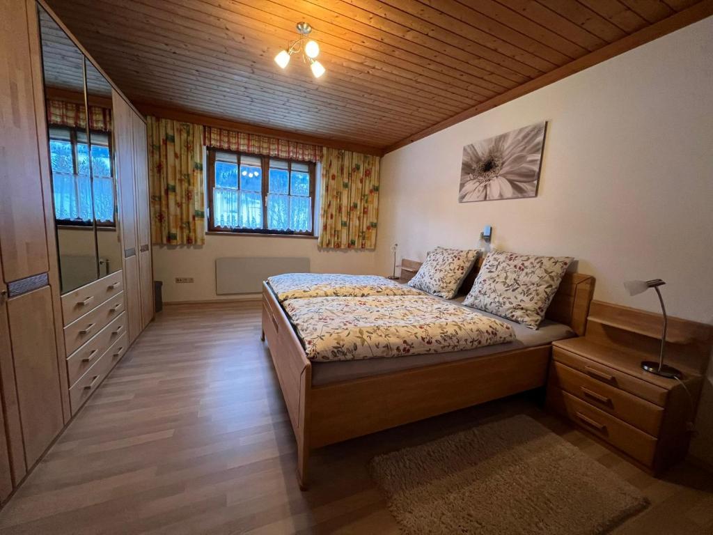 een slaapkamer met een bed en een houten plafond bij Haus Schreder in Saalfelden am Steinernen Meer