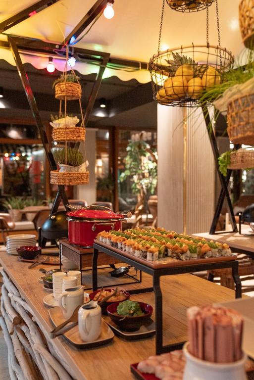 bufet z jedzeniem na stole w restauracji w obiekcie EdeR FriDa - Tuttiii KomPletti ALL inKlusiv w mieście Maria Alm am Steinernen Meer
