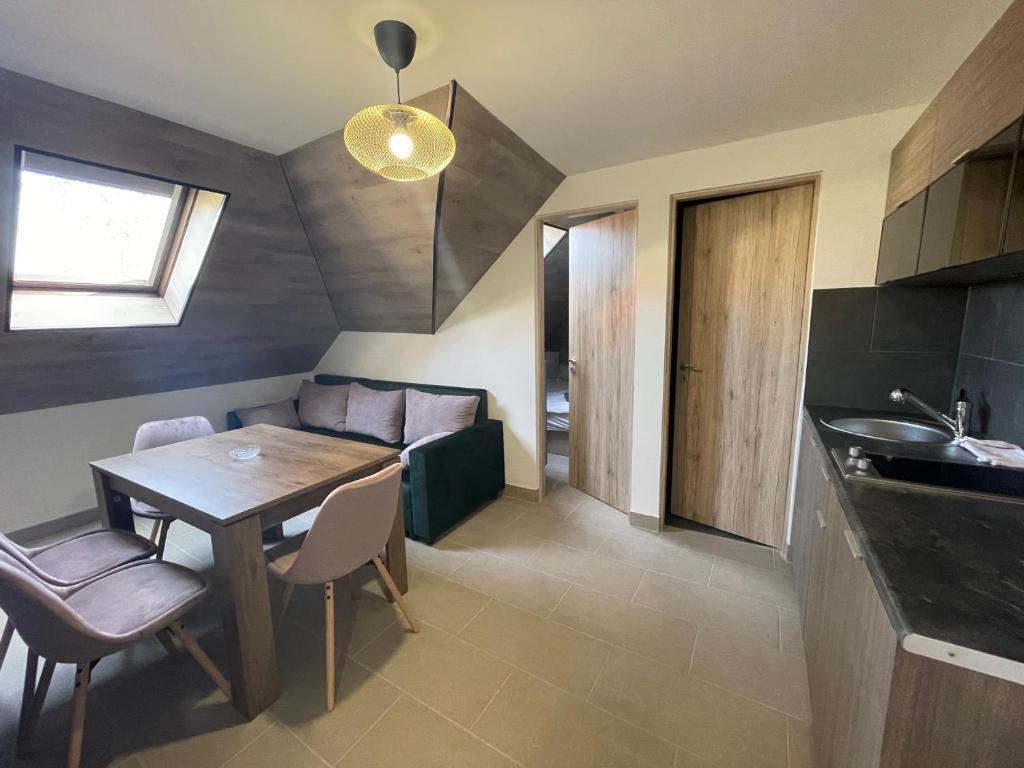 Kuchyňa alebo kuchynka v ubytovaní Smeraldo Apartmanok Siófok
