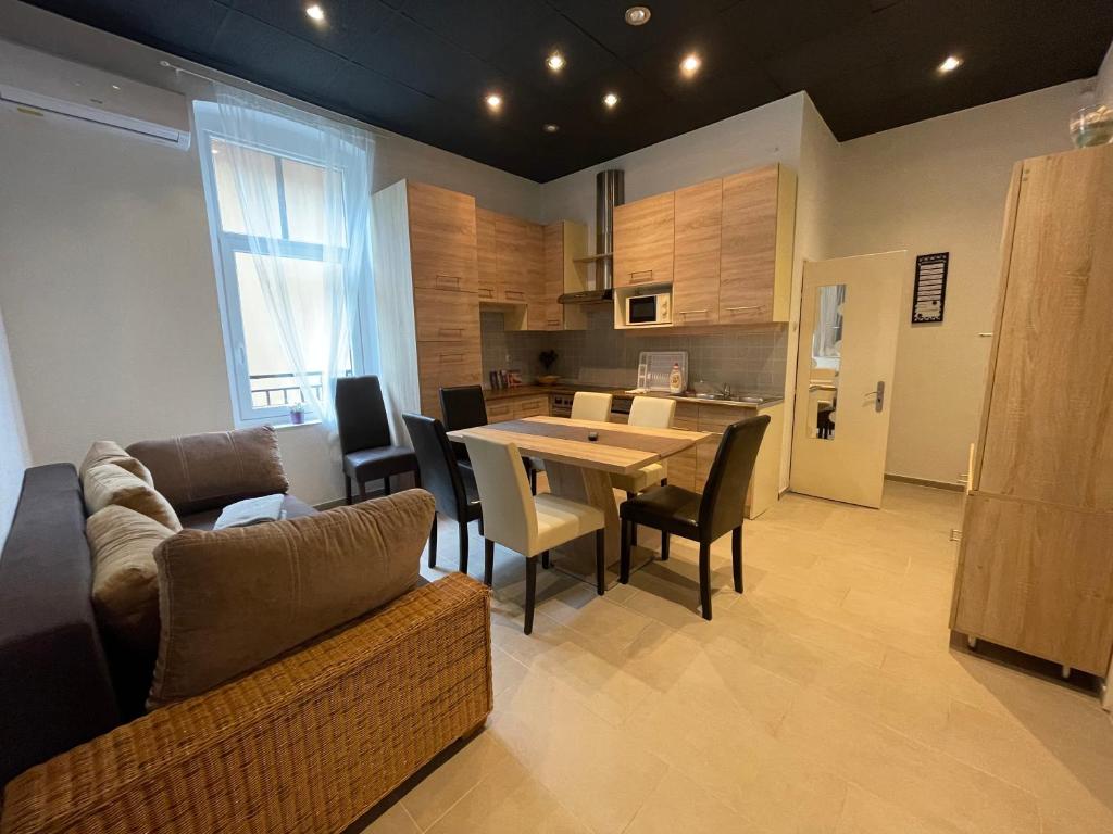 Kuchyňa alebo kuchynka v ubytovaní Smeraldo Apartmanok Siófok