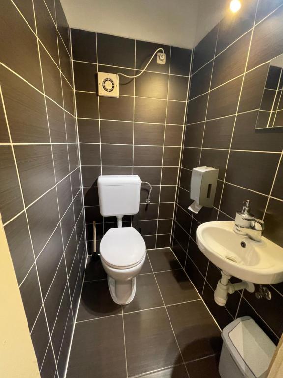 Kúpeľňa v ubytovaní Smeraldo Apartmanok Siófok