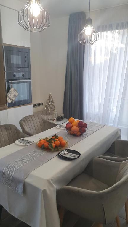 una mesa blanca con fruta encima en Sunny Apartment en Blagoevgrado